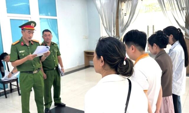resize-x700x-media2019-source-A-Nhung-Do-8-Xa-Hoi-15T725-vach-tran-phong-kham-da-khoa-quoc-te-tuyen-nguoi-chua-hoc-het-12-xay-san-loi-thoat-cho-bac-si-rom-2