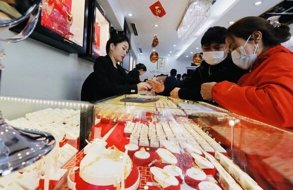Người dân nô nức mua vàng ngày vía Thần tài Quỹ Mão