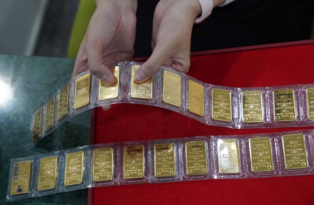 Giá vàng giảm không phanh, người mua đỉnh lỗ gần 15 triệu đồng/lượng- Ảnh 1. Giá vàng giảm không phanh, người mua đỉnh lỗ gần 15 triệu đồng/lượng- Ảnh 1.