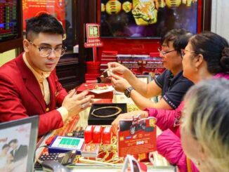 Người dân nếu muốn tích trữ có thể tranh thủ lúc giá vàng giảm mạnh để mua, nhưng không nên "lướt sóng". (Ảnh: Minh Đức).