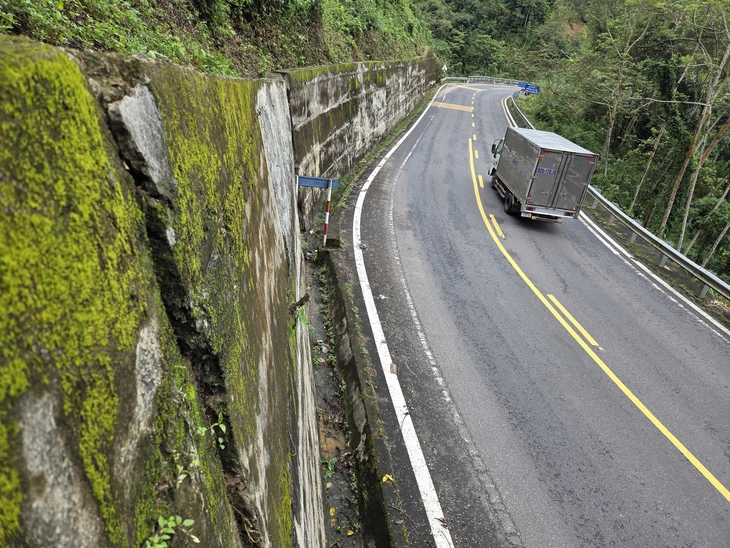 khoi-be-tong-quang-ngai-ta-luy-deo-mang-den-xa-dak-rve-2-1761635854424613370968-1 Măng Đen - Ảnh 1.